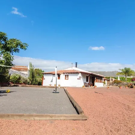 Dom wakacyjny Comfortable House In With Shared Pool